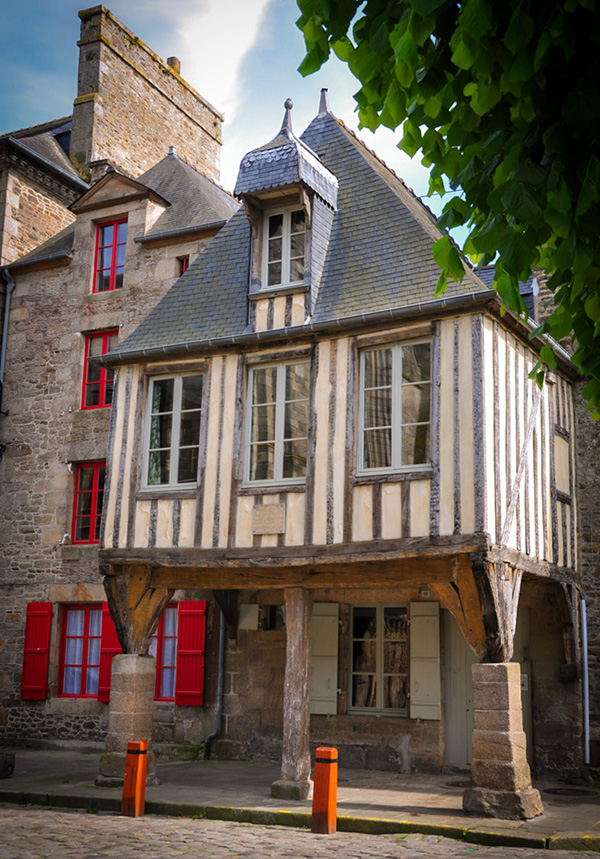 Maison Auguste Pavie à Dinan, Place Saint-Sauveur